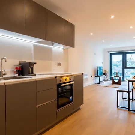 Modern Centre Flat With Terrace, Parking & Long Friendly Leeds (West Yorkshire)