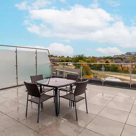 Modern Centre Flat With Terrace, Parking & Long Friendly