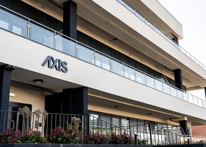 Modern Centre Flat With Terrace, Parking & Long Friendly Leeds (West Yorkshire)