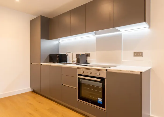 Διαμέρισμα Modern Centre Flat With Terrace, Parking & Long Friendly Λιντς