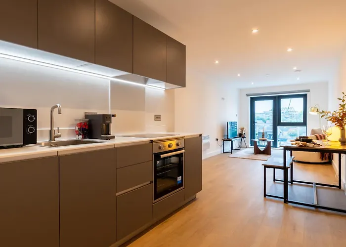 Modern Centre Flat With Terrace, Parking & Long Friendly Λιντς