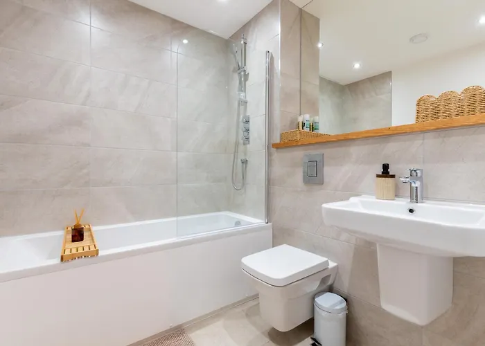 Διαμέρισμα Modern Centre Flat With Terrace, Parking & Long Friendly Λιντς