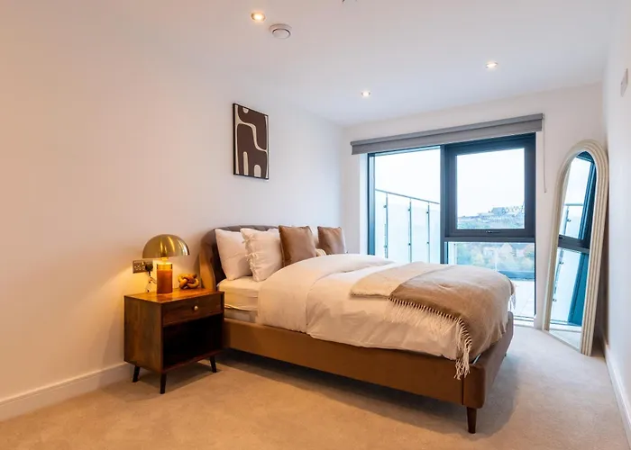 Διαμέρισμα Modern Centre Flat With Terrace, Parking & Long Friendly