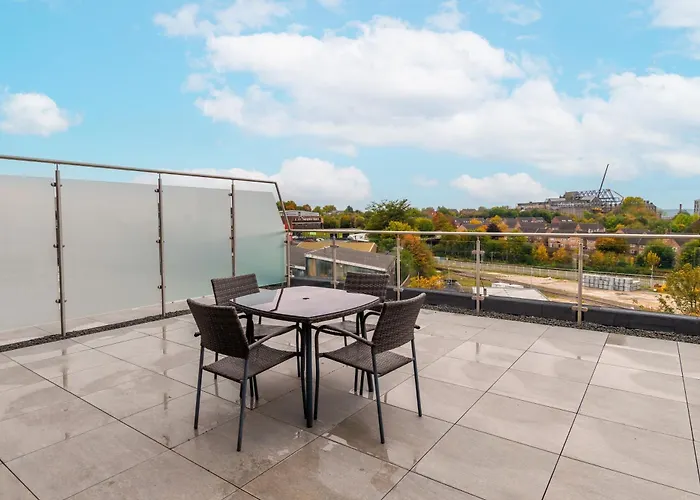 Modern Centre Flat With Terrace, Parking & Long Friendly